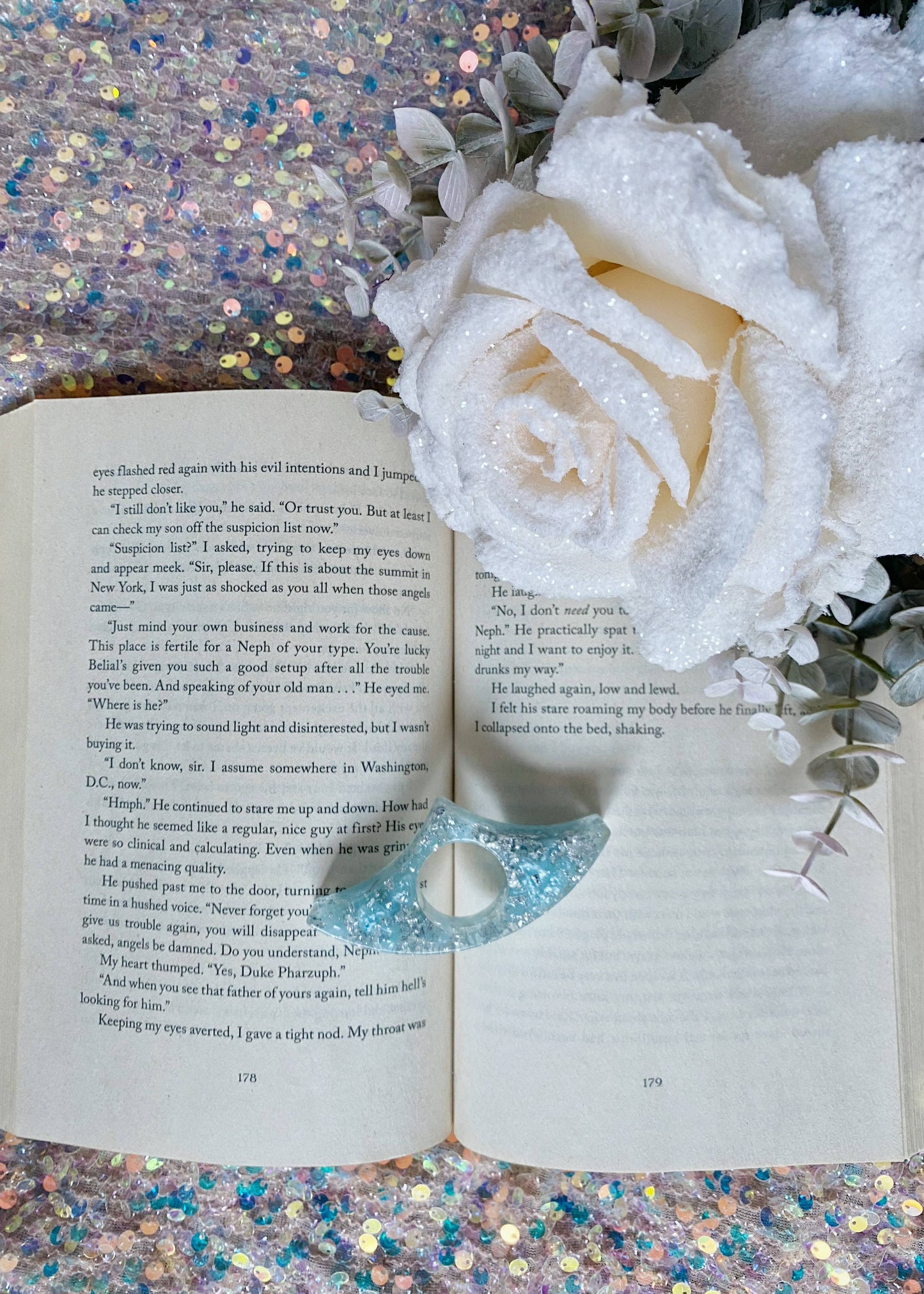 Winters Kiss Book Holder
