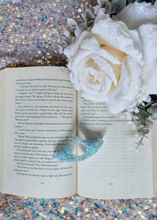 Winters Kiss Book Holder