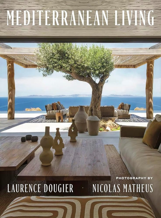 Mediterranean Living: Varied residences immerse readers in the diverse architectural and decorative styles of Southern Europe cover image